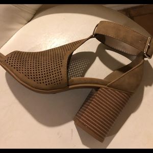NWT gorgeous tan suede sandals by soda💕💕